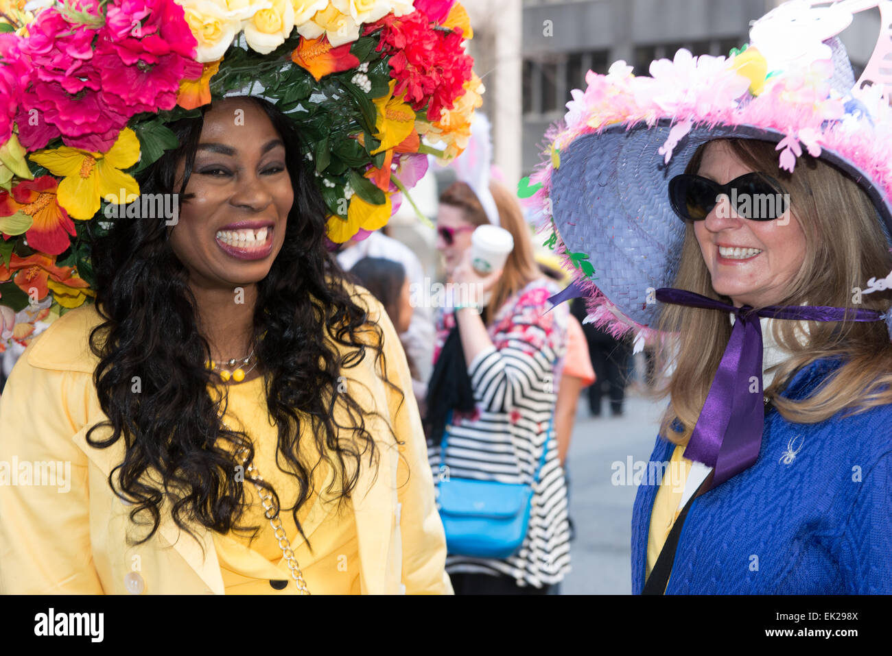 Un americano africano ed una donna donne caucasici camminare insieme durante la Pasqua annuale parata del cofano su Manhatten's Fifth Ave Foto Stock