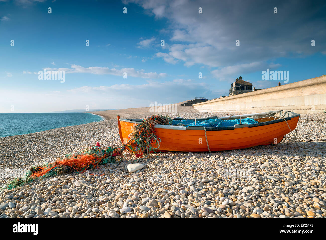Orange barche da pesca sulla Chesil Beach a Portland vicino a Weymouth su Jurassic Coast di Dorset Foto Stock