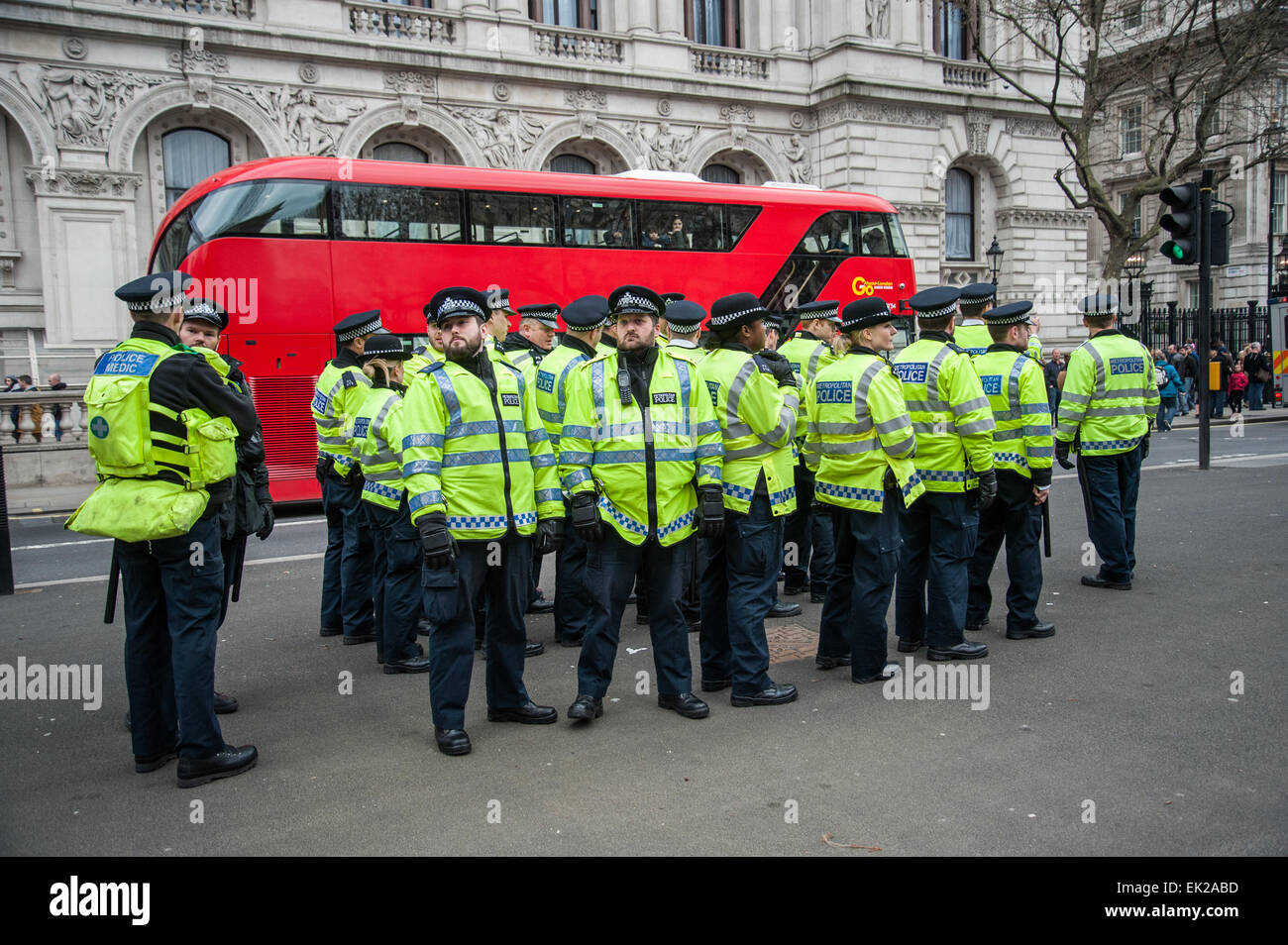 Londra, Regno Unito. 04 Aprile, 2015. Vari anti-fascista e anti-gruppi razzisti si scontrano con la polizia come tentano di distruggere un poco frequentati da rally estremo destro patriottico Islamophobic europei contro l islamizzazione del West (PEDIGA), che si è svolta di fronte della Londra di Downing Street. Credito: Pete Maclaine/Alamy Live News Foto Stock