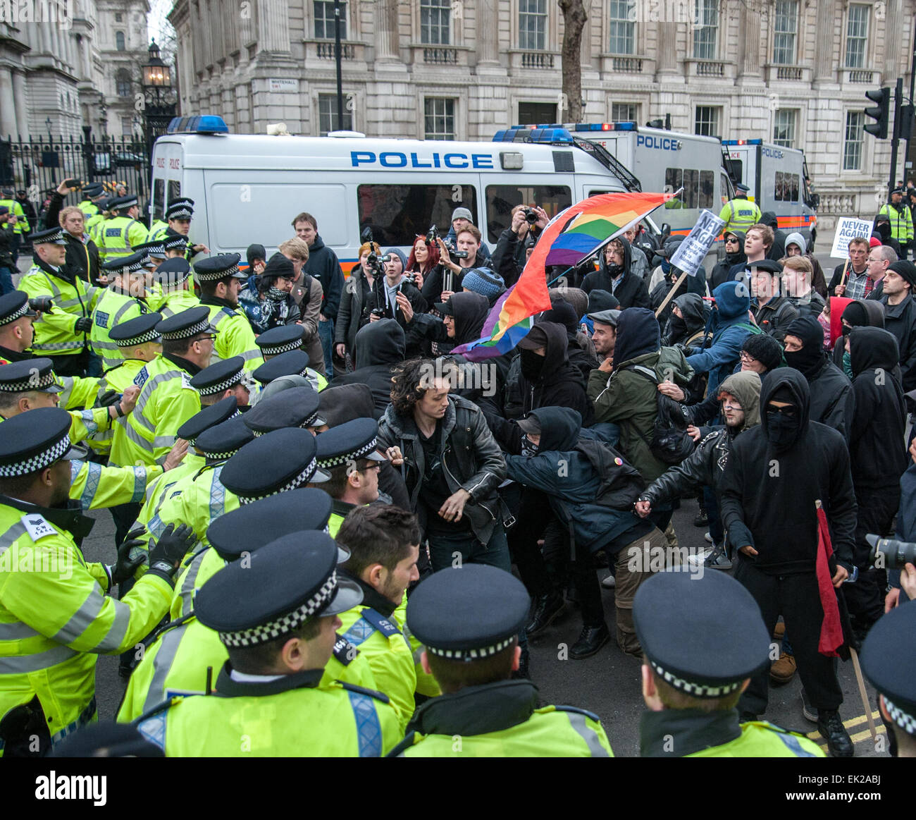 Londra, Regno Unito. 04 Aprile, 2015. Vari anti-fascista e anti-gruppi razzisti si scontrano con la polizia come tentano di distruggere un poco frequentati da rally estremo destro patriottico Islamophobic europei contro l islamizzazione del West (PEDIGA), che si è svolta di fronte della Londra di Downing Street. Credito: Pete Maclaine/Alamy Live News Foto Stock