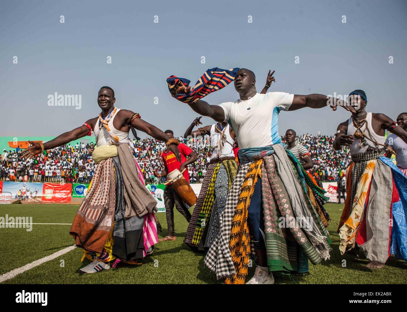 Dakar, Senegal. 5 apr, 2015. I sostenitori di Balla Gaye 2 danza per buona fortuna prima della tradizionale senegalese match wrestling 'Le Choc' a Demba Diop Stadium, a Dakar, capitale del Senegal, 5 aprile 2015. Migliaia di spettatori hanno guardato il più grande corrispondenza qui Domenica all'inizio della stagione di wrestling con i più famosi lottatori Balla Gaye 2 e Eumeu sene a competere. Eumeu Sene ha vinto la partita all'ultimo. Credito: Li Jing/Xinhua/Alamy Live News Foto Stock