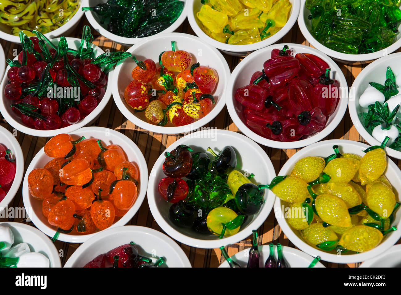 Vivacemente colorato di oggetti in vetro, Burano, Italia Foto Stock