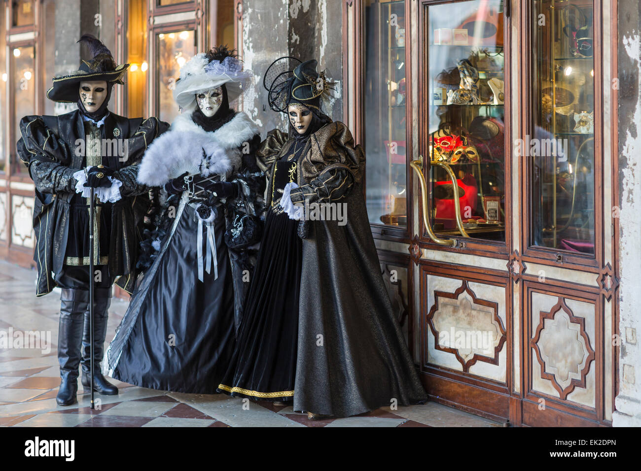 Tre persone in maschera di Carnevale e costume, Venezia, Italia Foto Stock