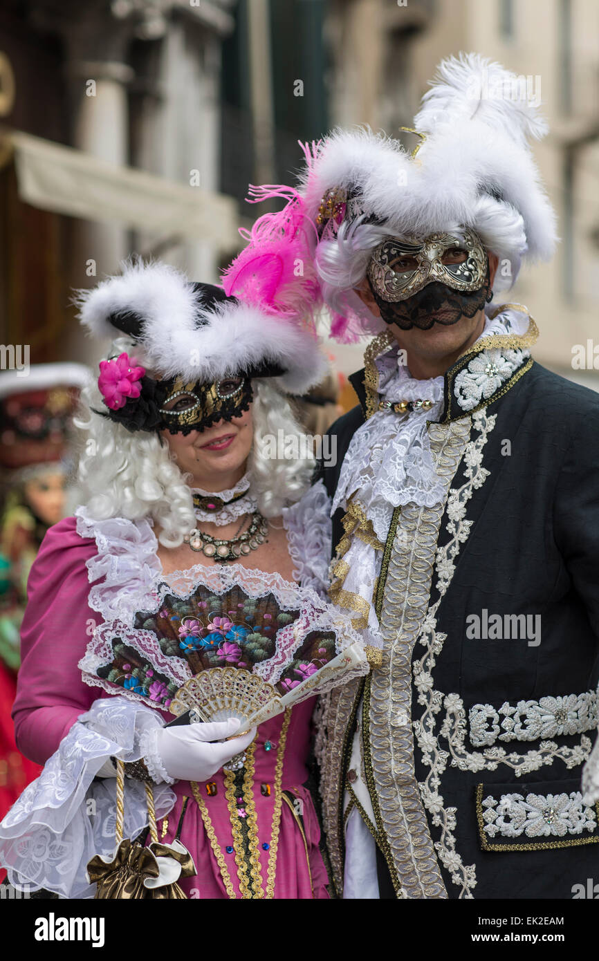 L uomo e la donna in costume di carnevale e la maschera, Venezia, Italia Foto Stock