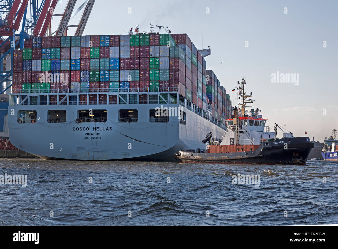 Containerschiff Cosco Hellas wird von Schlepper gezogen, Hamburger Hafen, Amburgo, Deutschland, Europa / COSCO Container Hel Foto Stock