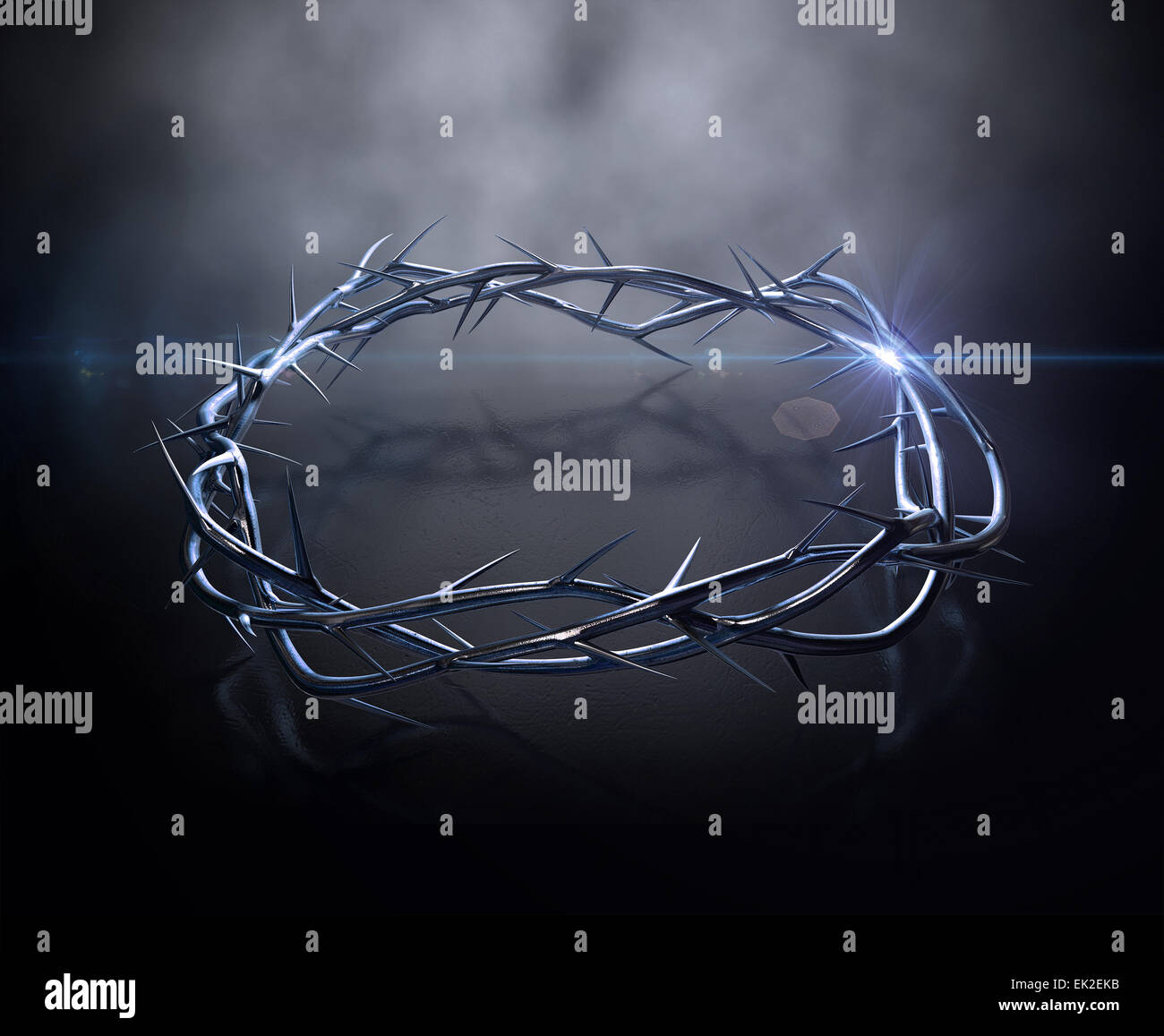 Una vista superiore di una colata di oro scultura di rami di spine intessuti in una corona raffigurante la Crocifissione su un reflectiv scuro Foto Stock