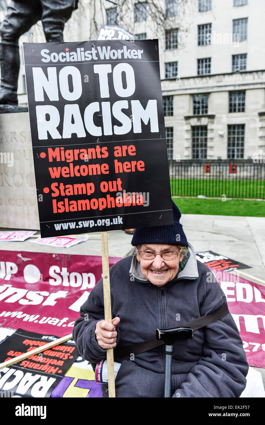 Un anziano antifascista dimostrando contro Pergida in Whitehall. Foto Stock