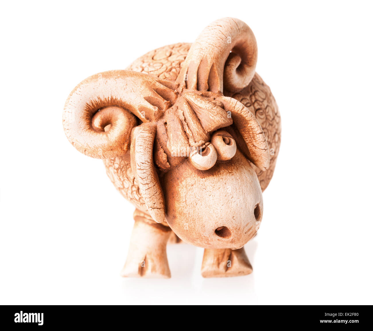 Ceramica marrone ram doll isolati su sfondo bianco Foto Stock