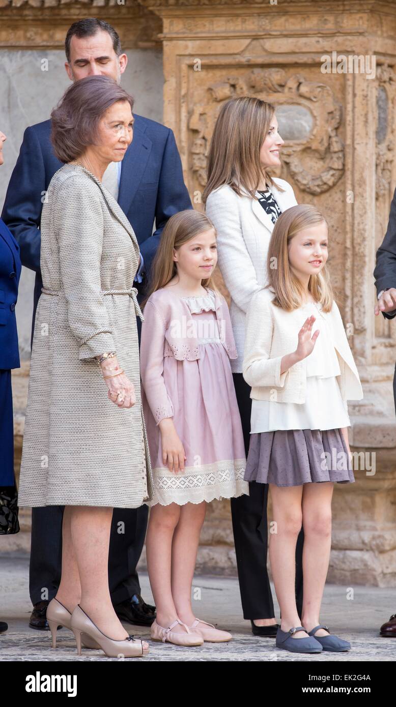 Lo spagnolo della Regina Sofia (l), la Principessa Sofia (L), Crown Princess Leonor, Regina Letizia e re Felipe che frequentano la Messa di Pasqua a Palma de Mallorca cattedrale, Spagna, 5 aprile 2015. Foto: Patrick van Katwijk / Paesi Bassi Out point de vue fuori - nessun filo SERVICE - Foto Stock