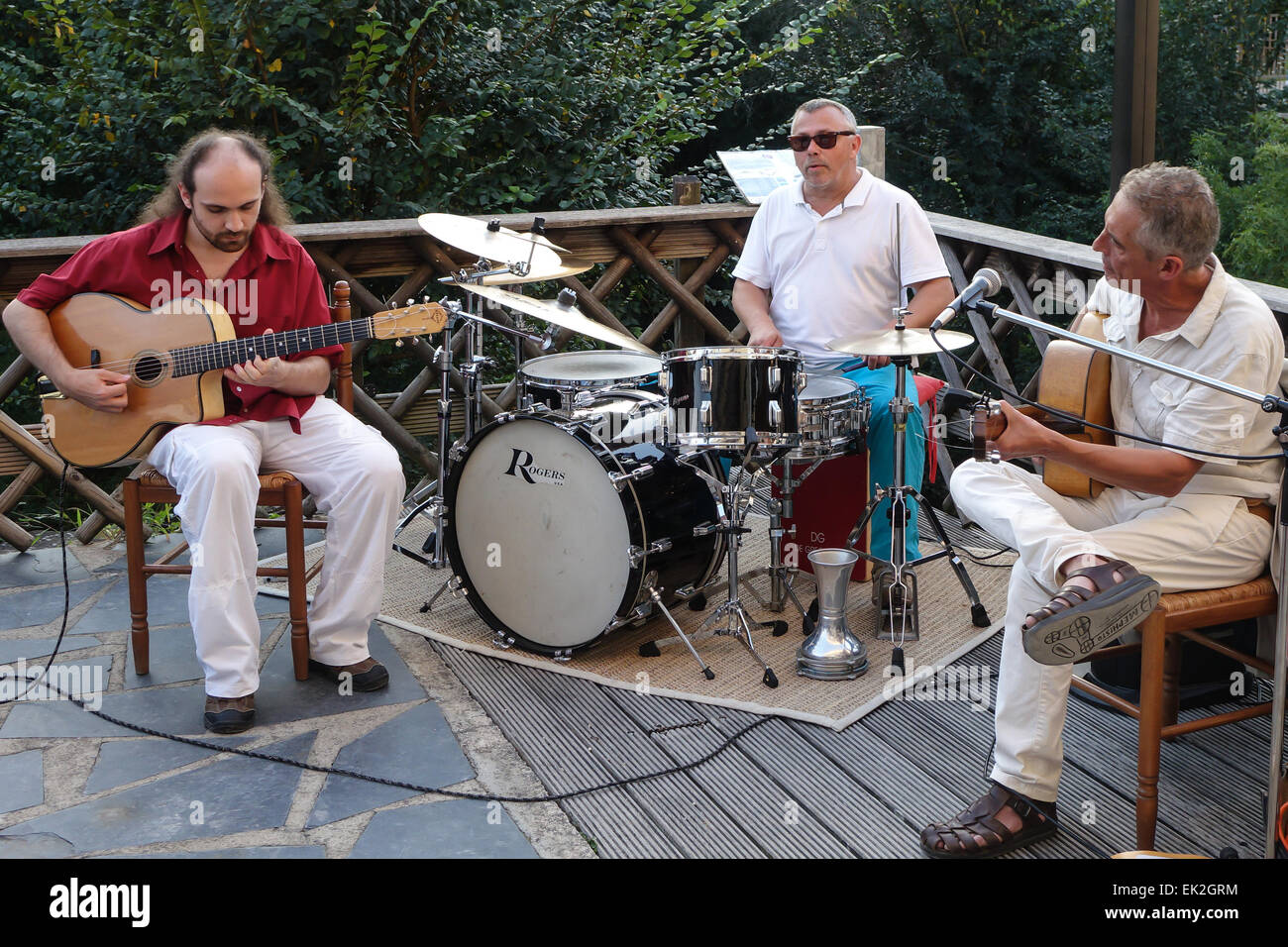 Georges Paltrié, Jean Carillo e Jack Robineau performing live jazz presso Le Moulin Fort Camping, vicino Francueil in Loire Foto Stock