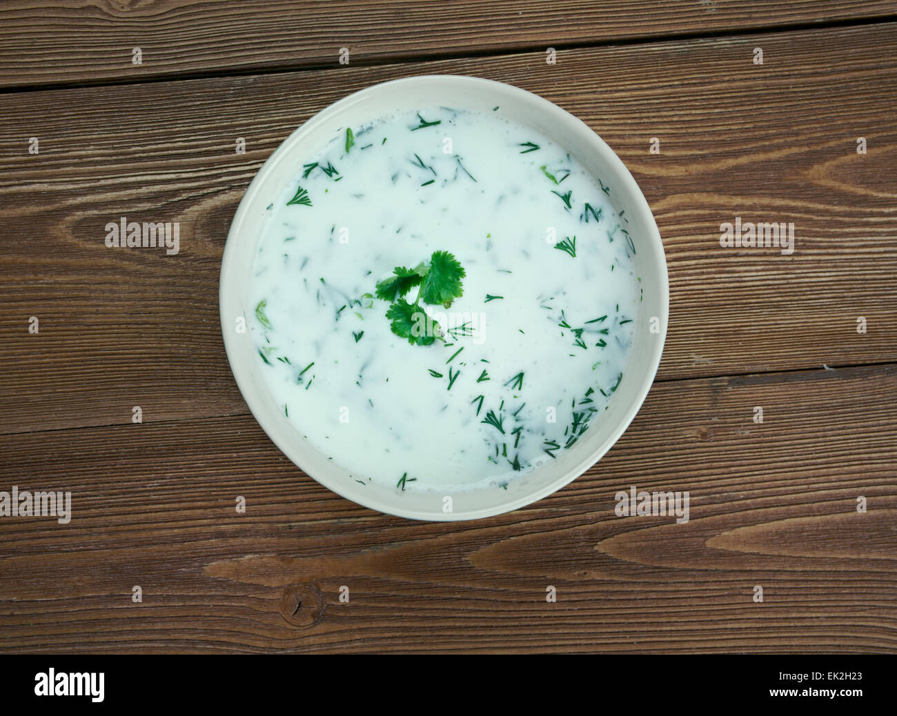 Dovga - national pasto della cucina azerbaigiana.zuppa di yogurt cotto con una varietà di erbe Foto Stock