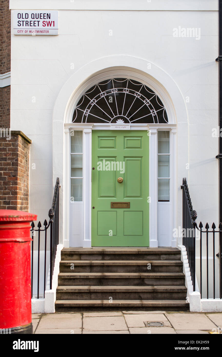 Sportello Verde, Rosso Postbox, Old Queen Street, Londra Foto Stock