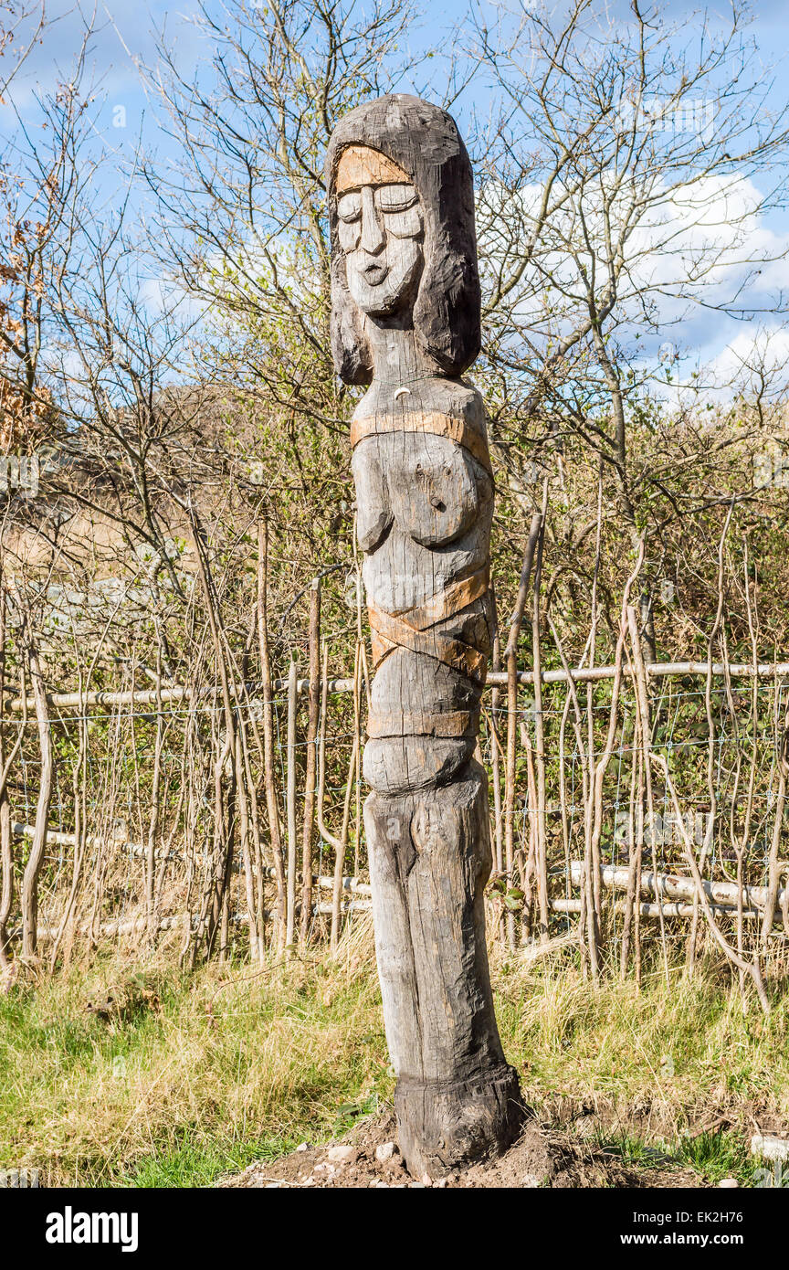 SENOREN, Svezia - Aprile 3, 2015: Fertilità totem statua di donna scolpita a mano e fatta di legno di quercia. Parte di viking age village sost Foto Stock