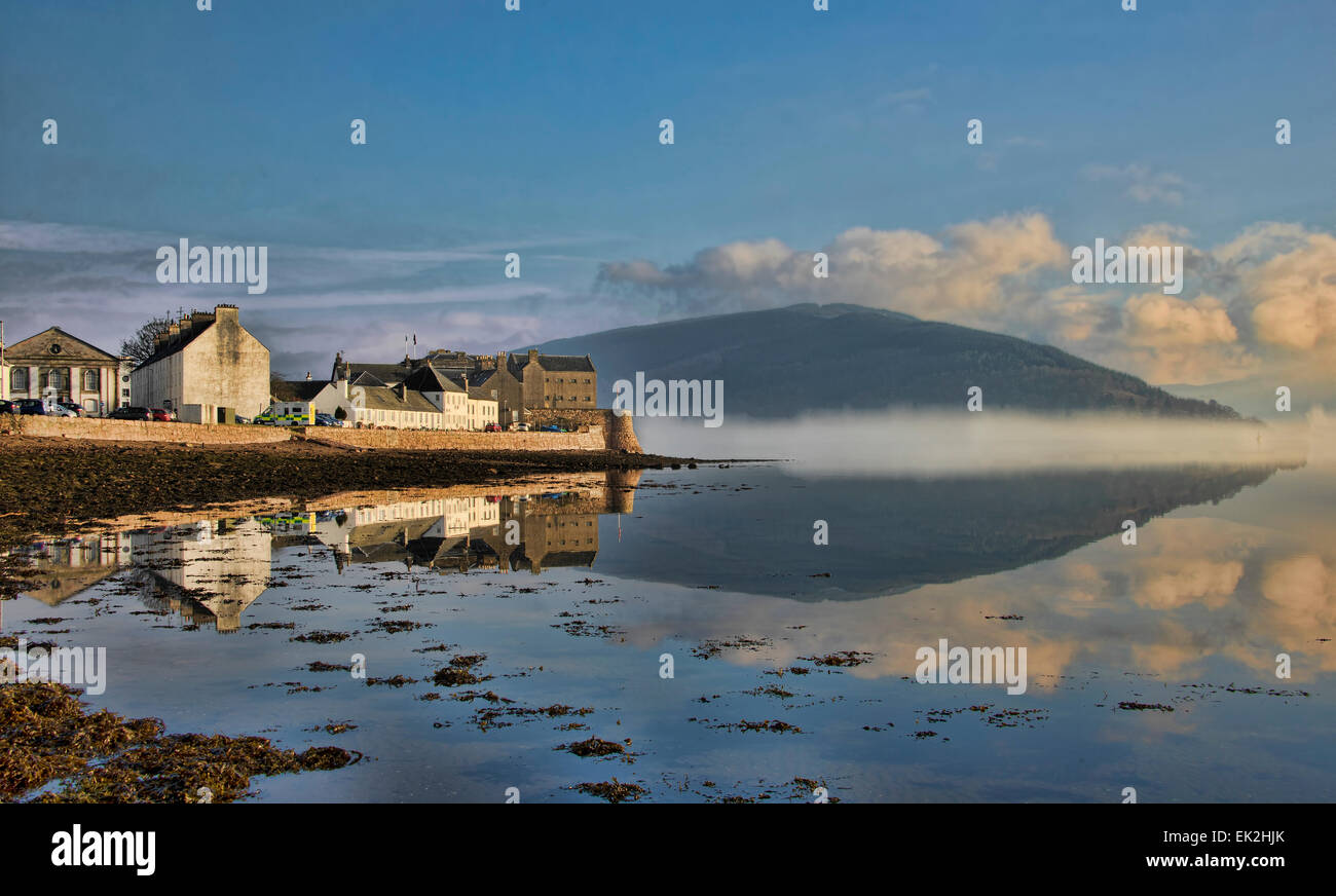 Early Morning mist e riflessione a Inveraray Loch Fyne Scozia Scotland Foto Stock
