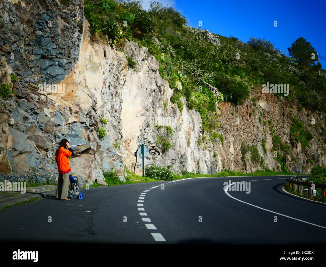 Sollevatore-escursionista autostop lungo la strada del Parque Nacional Parco Nazionale di Garajonay La Gomera Canarie Spagna Foto Stock