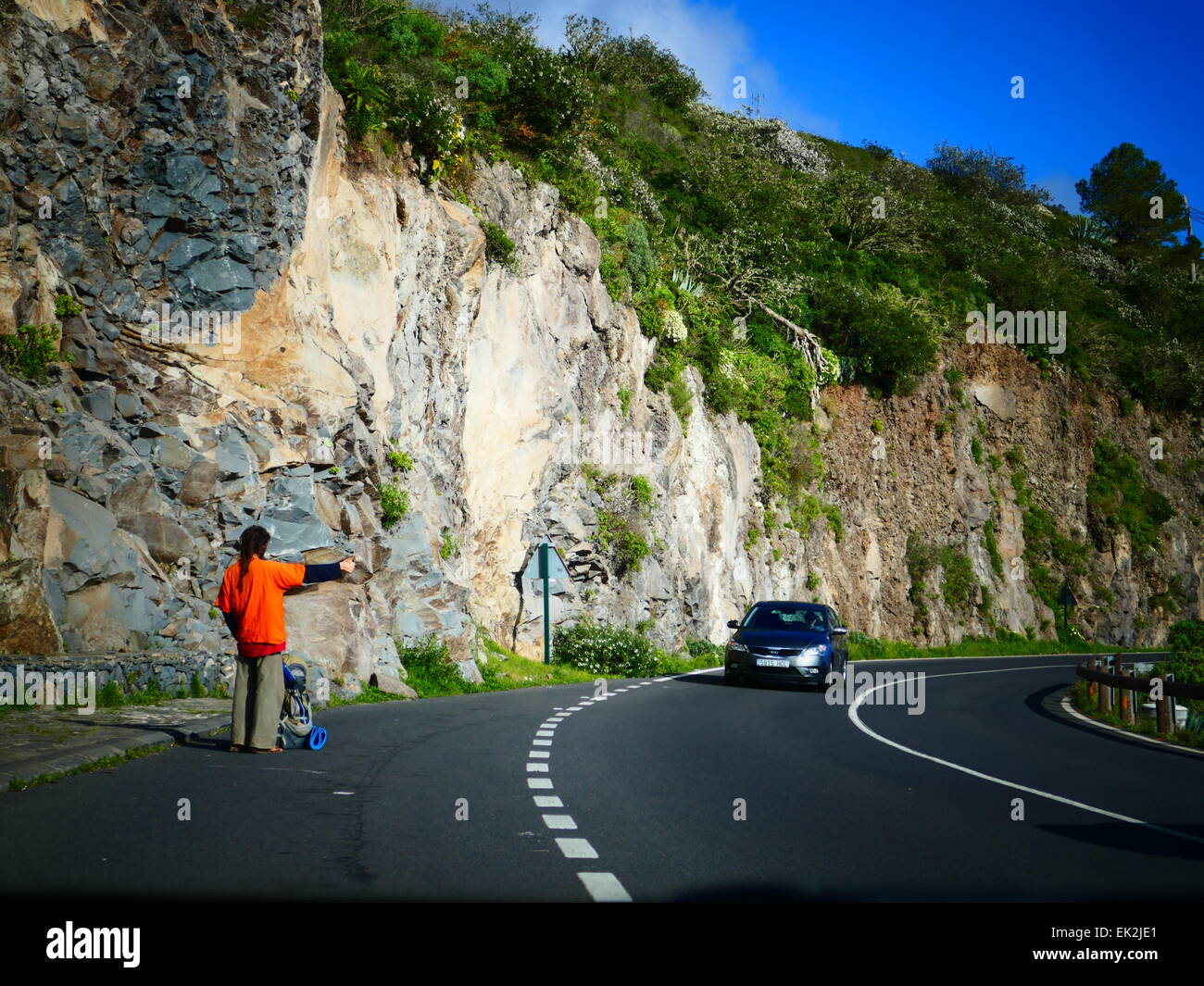 Sollevatore-escursionista autostop lungo la strada del Parque Nacional Parco Nazionale di Garajonay La Gomera Canarie Spagna Foto Stock