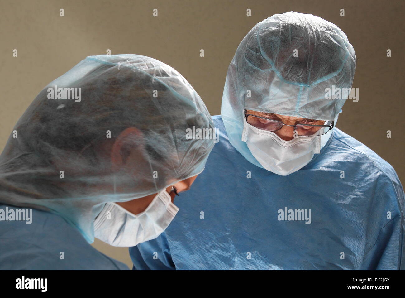 Due medici durante una operazione in un ospedale Foto Stock