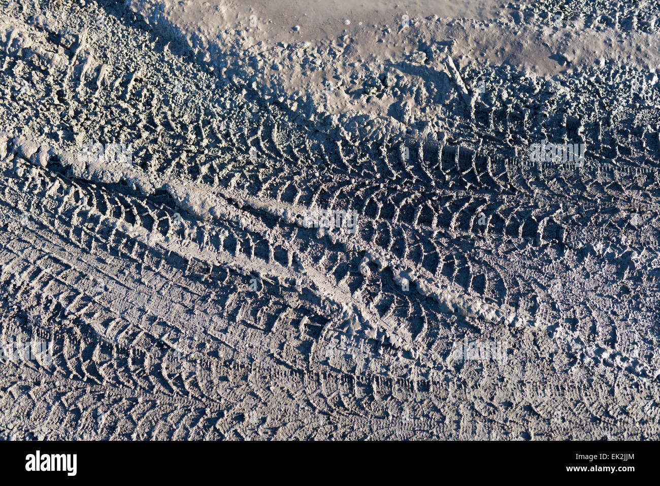 Tracce di pneumatici nella primavera del fango Foto Stock