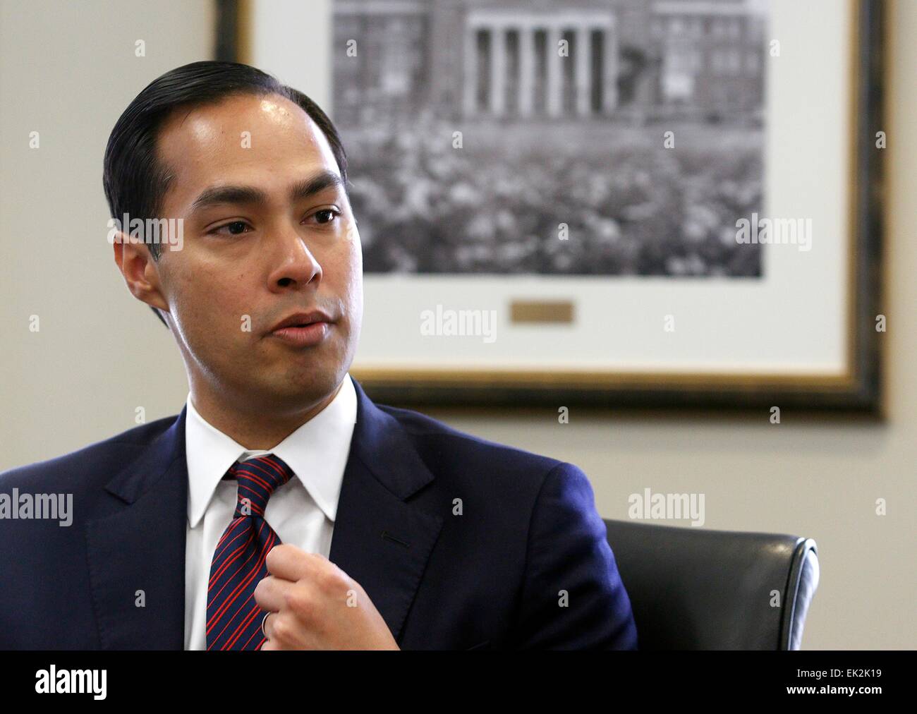 Il Segretario di Albergare e Sviluppo Urbano Julian Castro durante un viaggio in Piemonte centrale Community College Aprile 2, 2015 in Charlotte, N.C. Foto Stock