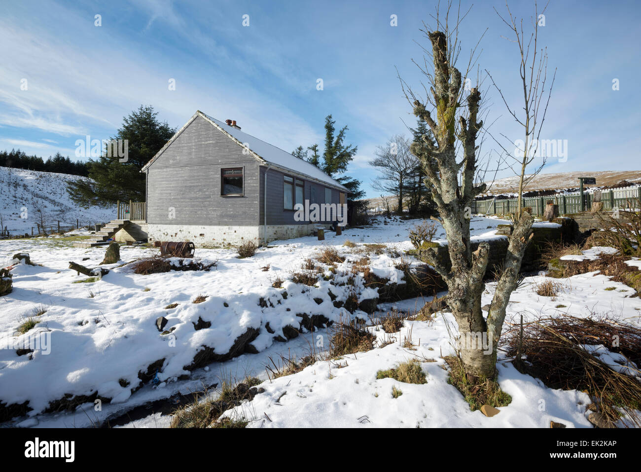 Cottage abbandonati circondato da neve. Foto Stock