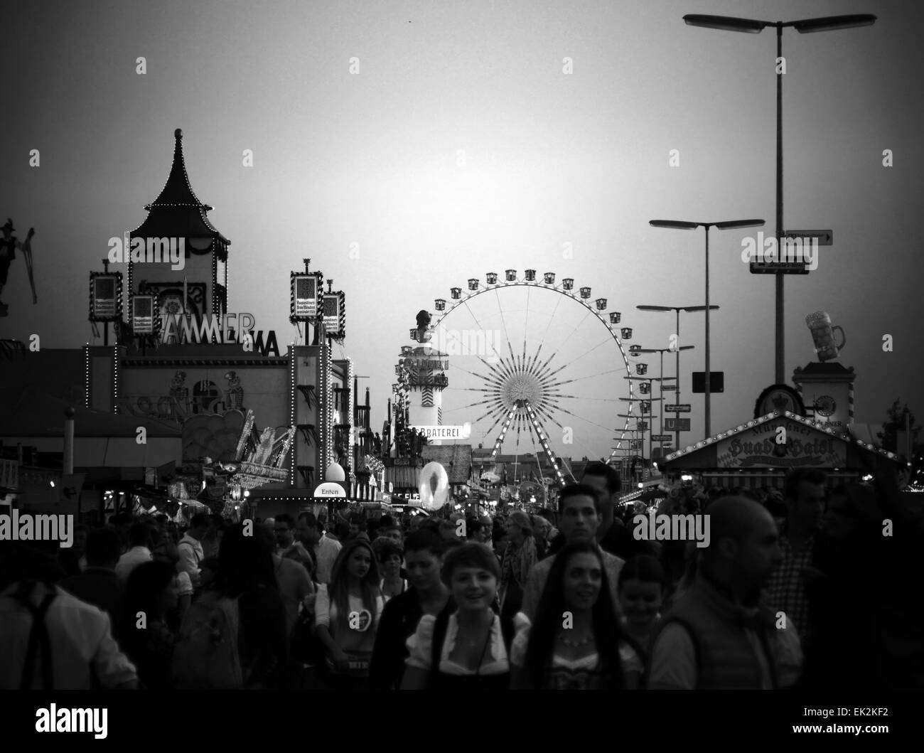 Germania Monaco di Baviera - Festa della birra Oktoberfest Oktoberfest Fiera 2014 Folla di visitatori a piedi contro la grande ruota panoramica Ferris Foto Stock