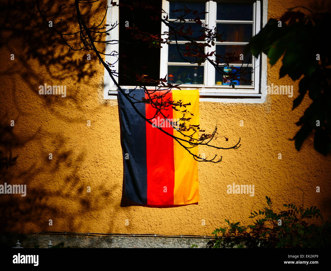 Germania bandiera nazionale appesa sotto la finestra Foto Stock