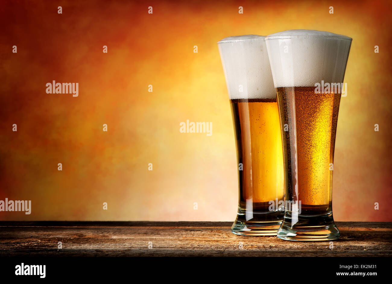 Una Foto Di Due Bicchieri Con Birra Dentro, Bolla, Saluti, Fortunato  Immagine di sfondo per il download gratuito