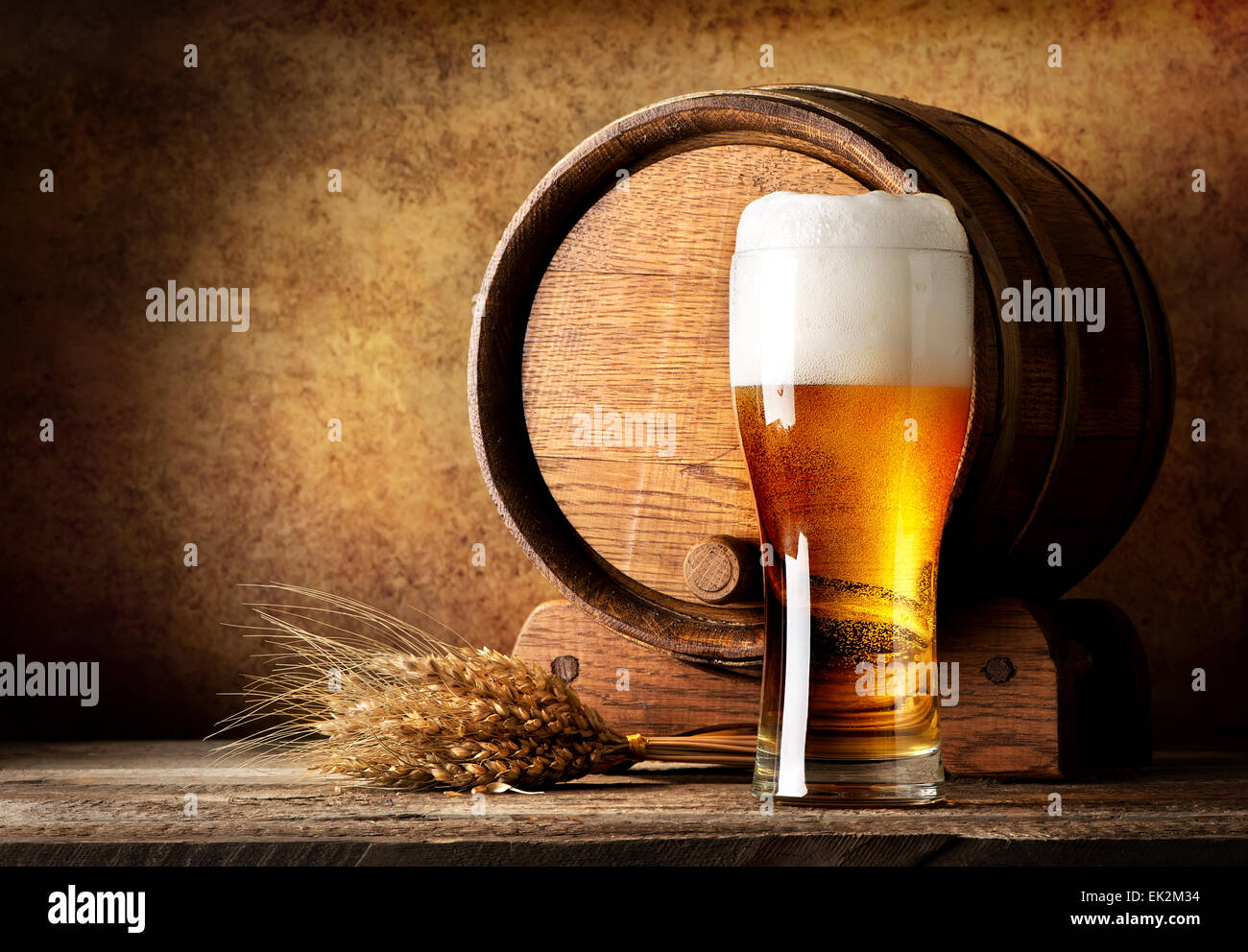 Barile di legno e la birra di grano su un tavolo di legno Foto Stock