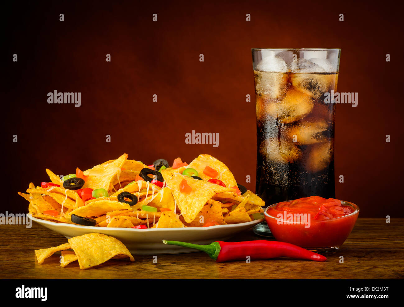 Ancora in vita con piastra di nachos, salsa dip e bevanda di cola Foto Stock