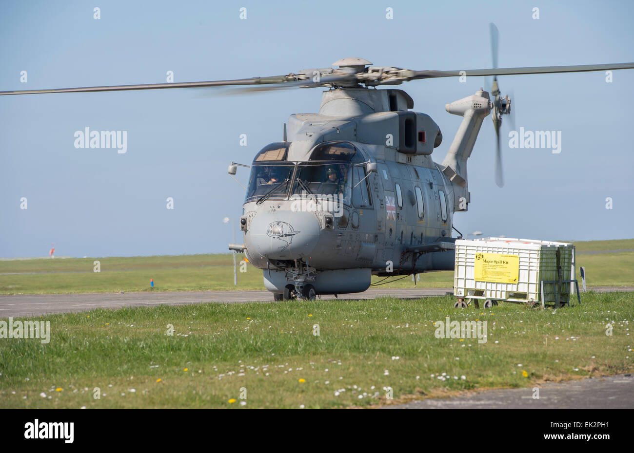 820 Squadrone Merlin MK2 elicotteri ritorno da Ebola sforzo di aiuti alla Sierra Leone, a RNA Culdrose Foto Stock