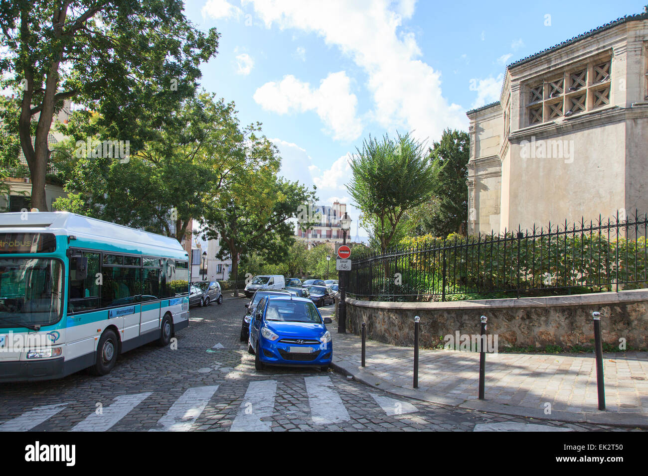 Montmartrobus alla fermata "Place du Tertre - Norvins' di Parigi Foto Stock