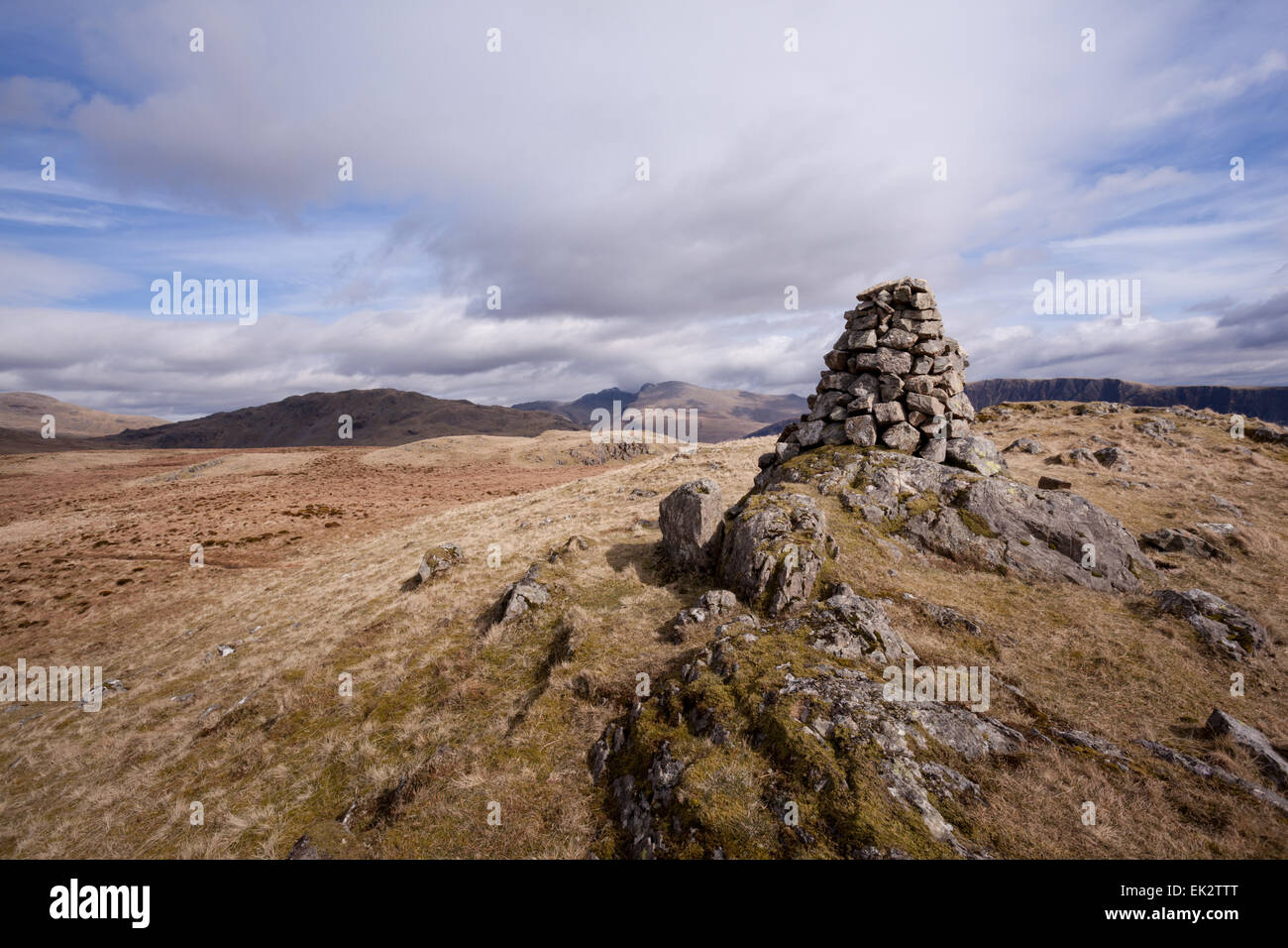 Il vertice cairn sulla sommità del Buckbarrow cadde nel Lake District inglese sulla bella giornata durante il bank holiday weekend di Pasqua Foto Stock