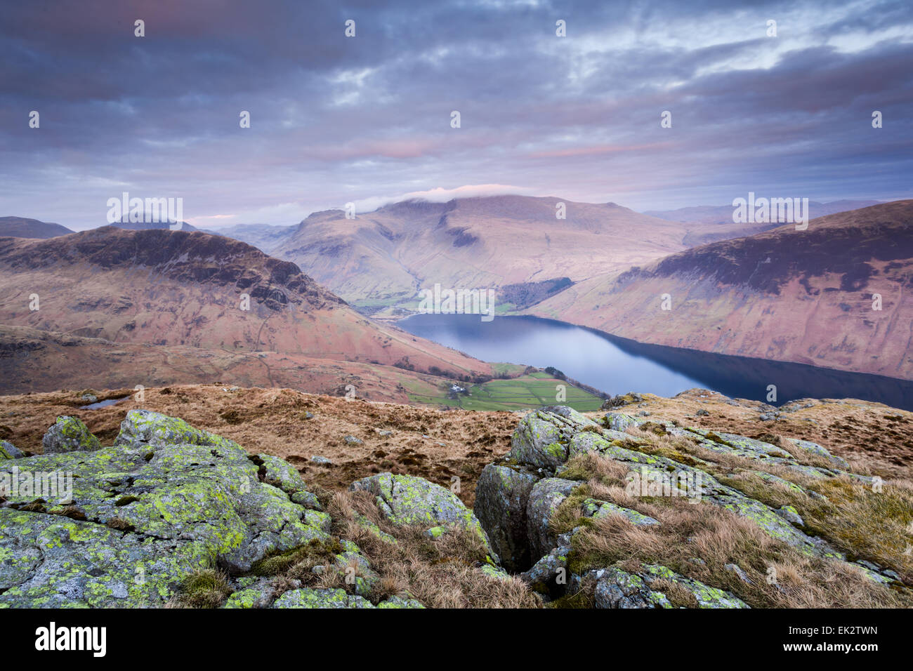 Il tramonto dalla cima del medio è sceso vista Yewbarrow, Wastwater, Scafell Pike e Scafell nel Lake District inglese Foto Stock