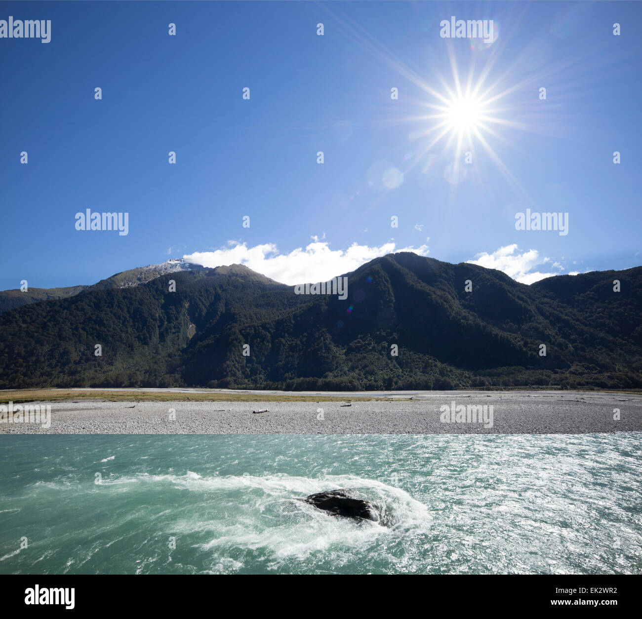 Clutha fiume che scorre fuori del Lago Wanaka, South Island, in Nuova Zelanda. Foto Stock