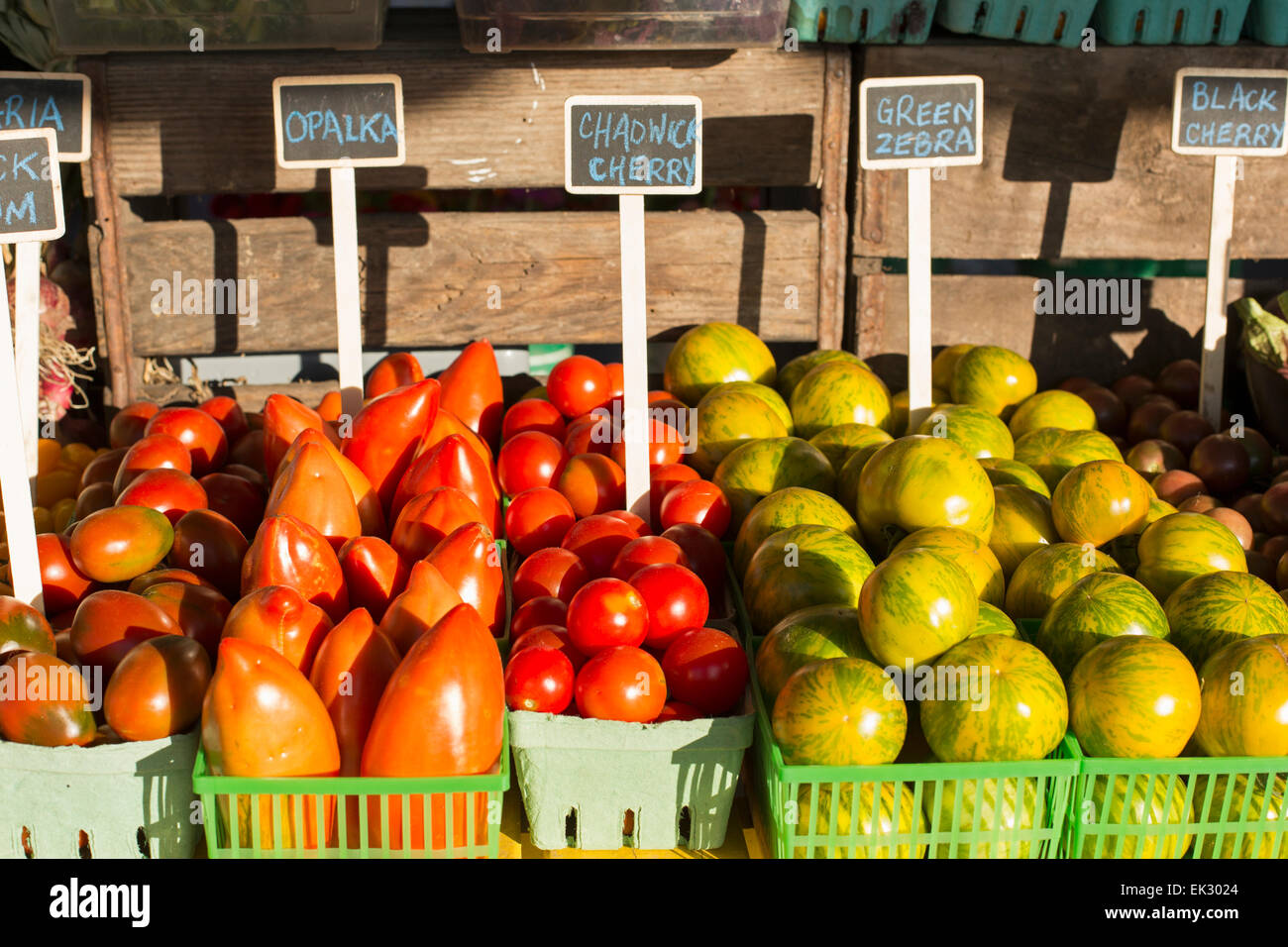 Canada,Ontario,Niagara sul lago, display di frutta e verdura in corrispondenza di un lato della strada del mercato di frutta Foto Stock