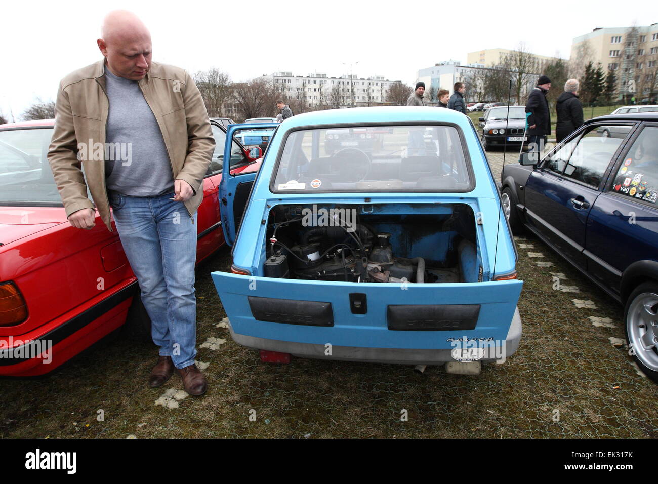 Gdansk, Polonia. 6 Aprile, 2015. Classic Cars seazon apertura in Gdansk. Centinaia di automobili classiche ventilatori mostra le loro auto , tutti costruire prima del 1989. Nella foto : Polacco Fiat 126p di credito auto: Michal Fludra/Alamy Live News Foto Stock