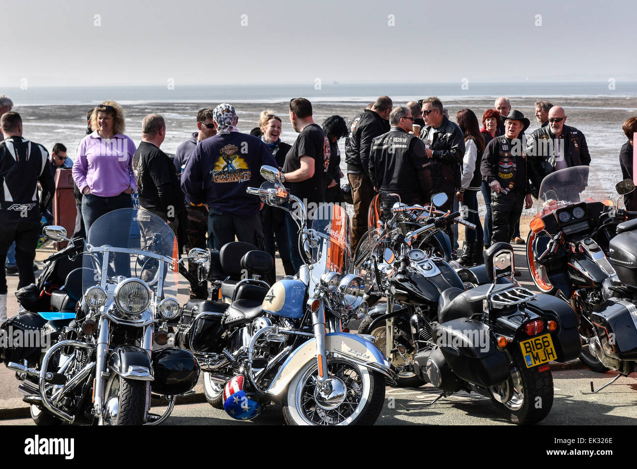 Southend on Sea, Regno Unito. 6 Aprile, 2015. Lunedì 6 Aprile, 2015. Southend on Sea. In questa Pasqua Bank Holiday oltre 10.000 motociclette, scooter e pendolari fatta convergere su Southend in Essex. Questo evento è un ottimo modo per spolverare quelle malinconia invernale, rev e unisciti a Ace Cafe Londra del primo grande giro dell'anno. Credito: Gordon Scammell/Alamy Live News Foto Stock