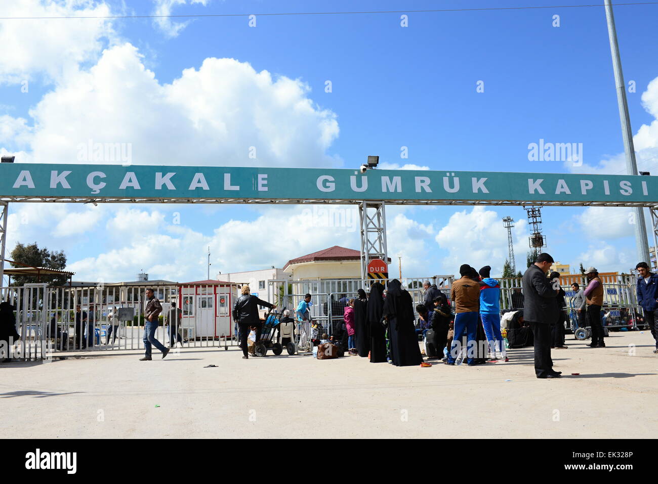 Cancello di confine in Akcekale. Su sode siriano del confine è area Ismalmic sotto il controllo dello stato. 31.3.2015 Akcakale, Turchia Foto Stock