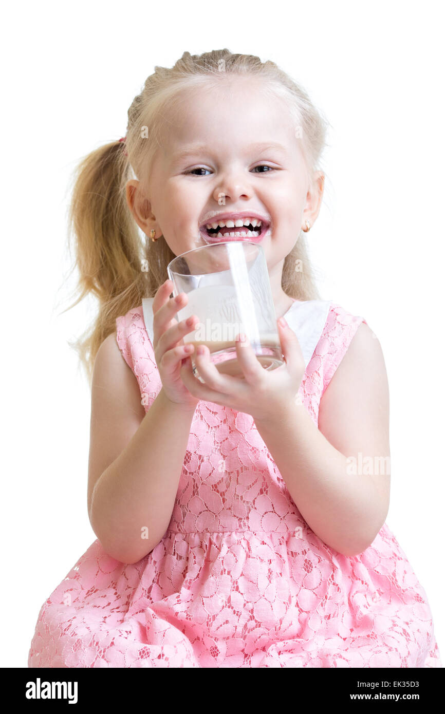 Bambino felice di bere latte o yogurt Foto Stock