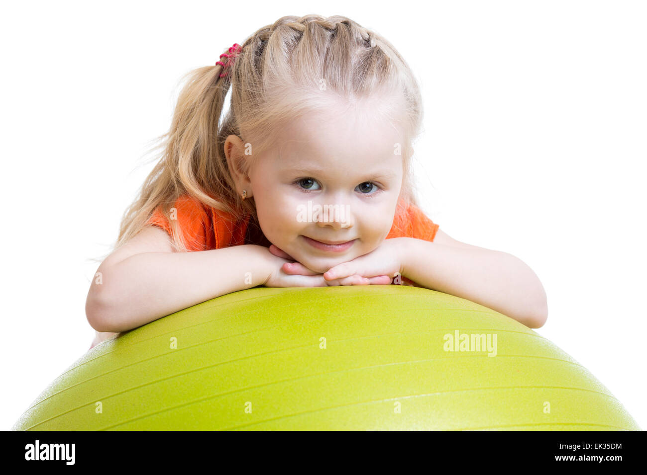 Bambino ragazza facendo esercizio di fitness con sfera di fitness Foto Stock