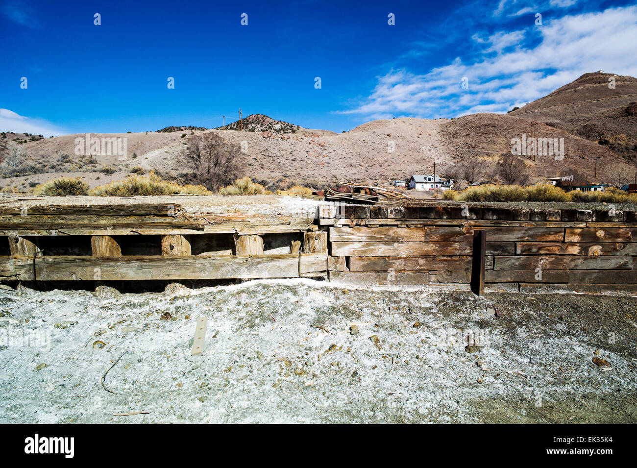 La terra attraverso il fiume Arkansas dal centro cittadino di salida, Colorado, è vacante & sterile, di proprietà della Union Pacific Railroad. Foto Stock