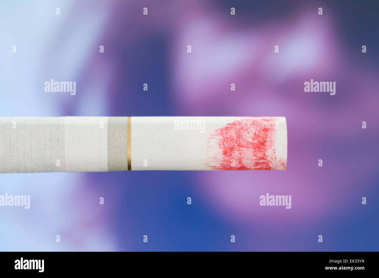 Sigaretta con marchio di rossetto Foto Stock