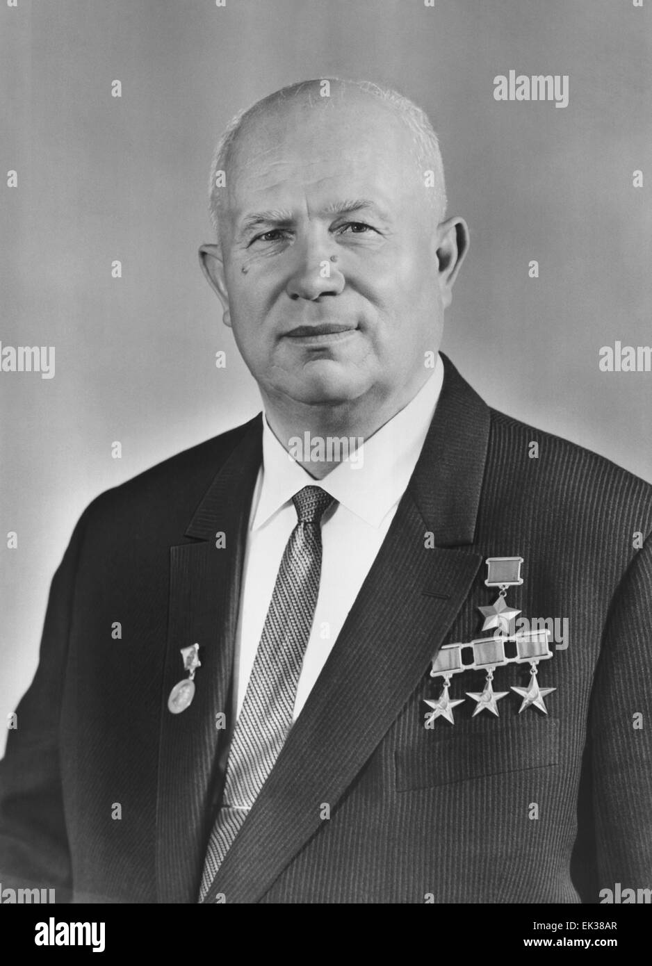 Urss. Nikita Khrushchev, Primo Segretario del Comitato Centrale del Partito  Comunista dell'Unione Sovietica, Presidente del Consiglio dei Ministri dell'  Unione Sovietica, pone con le sue medaglie Foto stock - Alamy