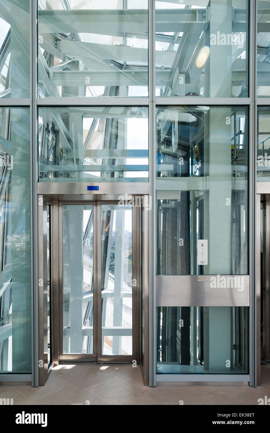 Francia, Parigi, porte di ascensori della Fondation Louis Vuitton Foto Stock