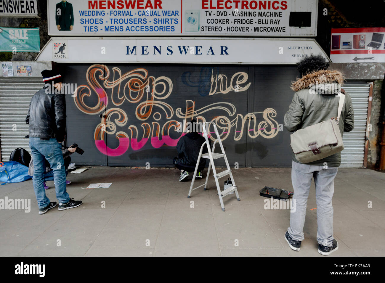 Brixton, Londra, Regno Unito. 06 apr, 2015. Lucinda Irlanda aka Lilly Lou dipinge un murale su uno dei negozi che la guida della rete intende sfrattare dalla stazione archi su Atlantic Road. Il progetto è organizzato da perni come parte del salvare Brixton archi campagna. Credito: Miele Salvadori/Alamy Live News Foto Stock