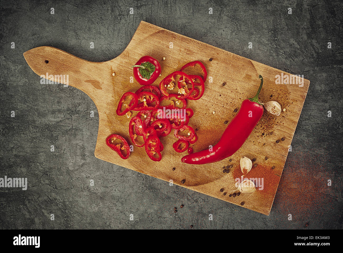 Red Hot Chili Pepper, spezie e aglio organico sulla cucina in legno piastra come cibo caldo ingredienti per piccante cucina piccante, Parte superiore Vi Foto Stock