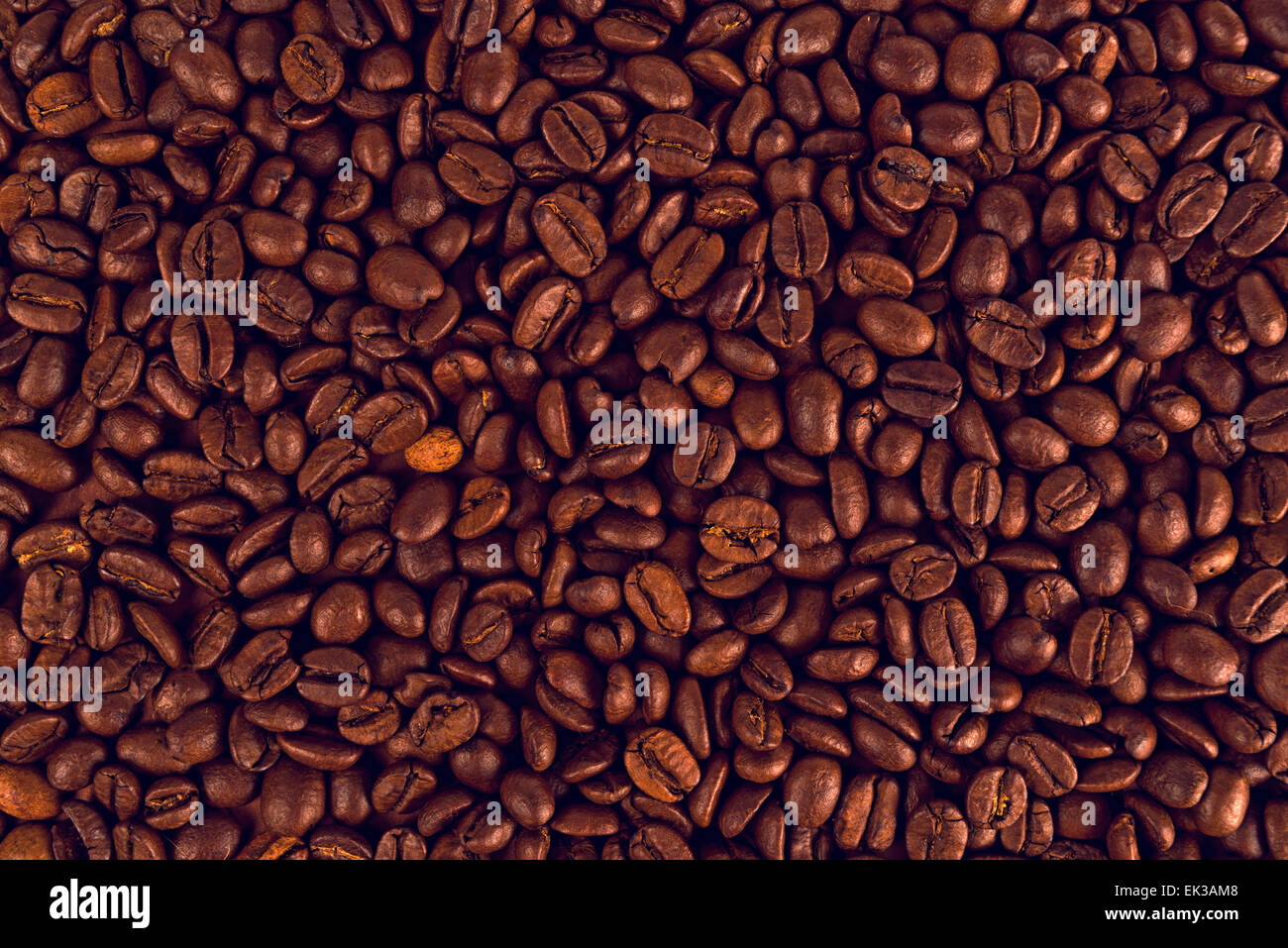 Arrosto di fresca bruna i chicchi di caffè come sfondo a trama, vista dall'alto Foto Stock