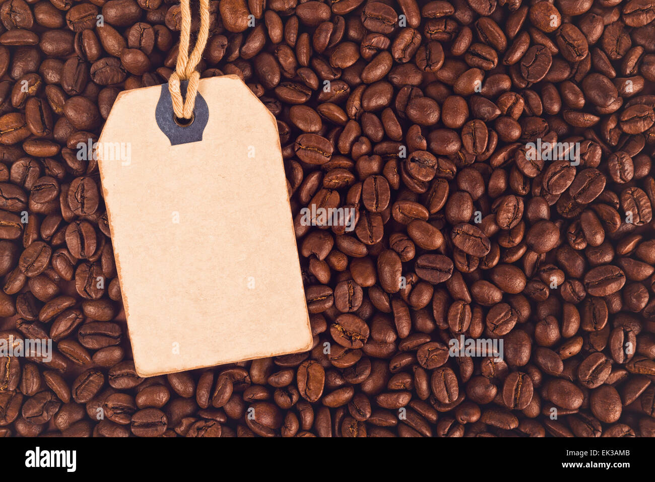 Blank Sconto Prezzo Vintage etichetta della tag e i chicchi di caffè come sfondo a trama, vista dall'alto Foto Stock