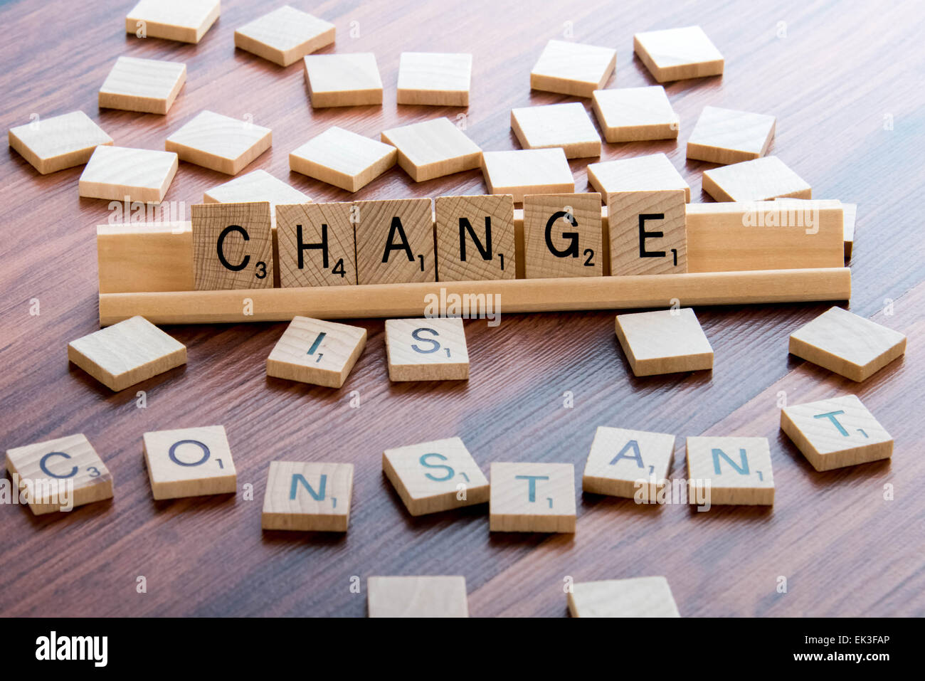 4 aprile 2015: Houston, TX, Stati Uniti d'America - Parola di Scrabble gioco piastrelle di legno Cambia ortografia è costante Foto Stock