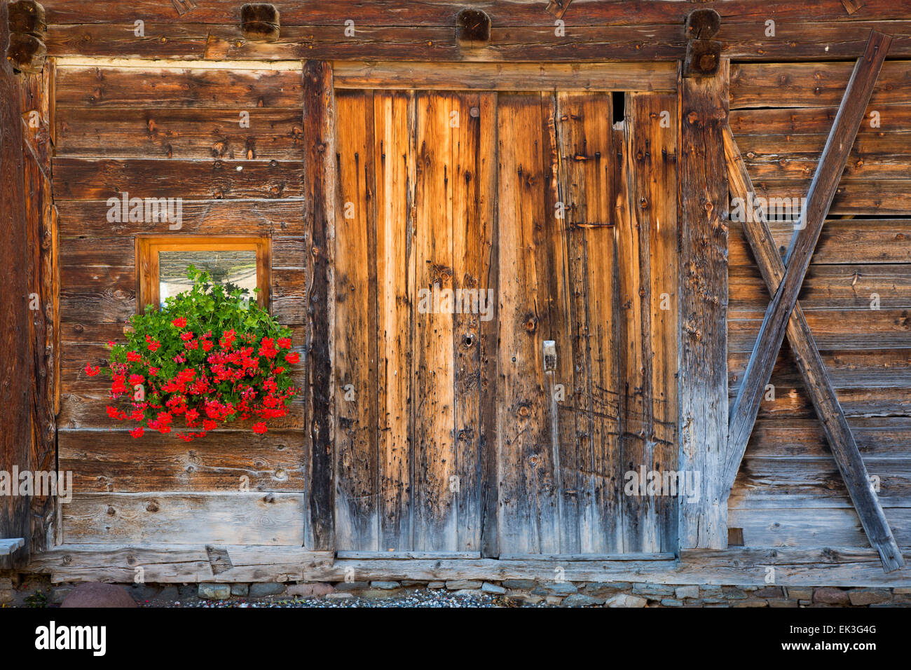 Fienile Rustico porta e fiori, Santa Maddalena, Val di Funes, Trentino-Alto Adige, Italia Foto Stock